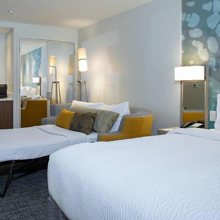 Courtyard By Marriott New York Queens/Fresh Meadows Exterior photo