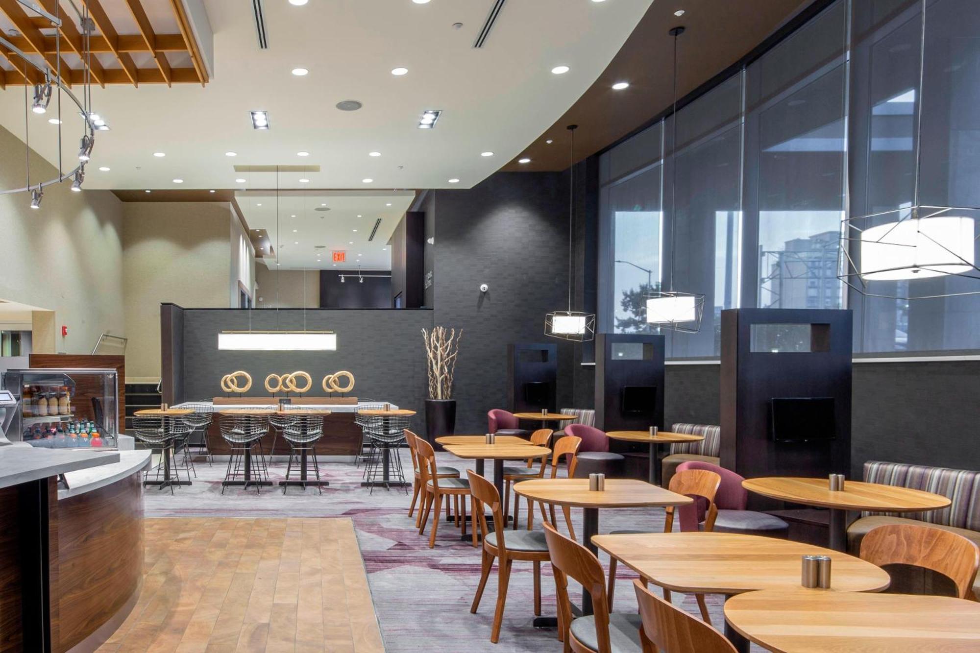 Courtyard By Marriott New York Queens/Fresh Meadows Exterior photo