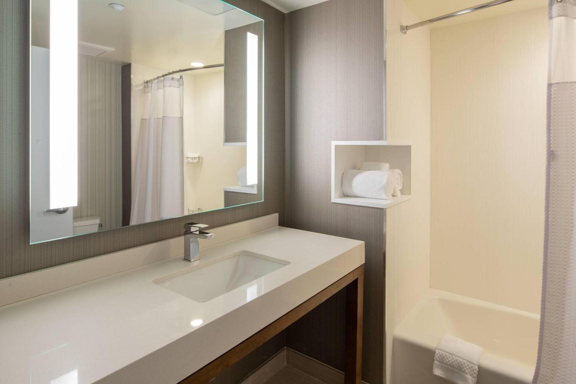 Courtyard By Marriott New York Queens/Fresh Meadows Exterior photo